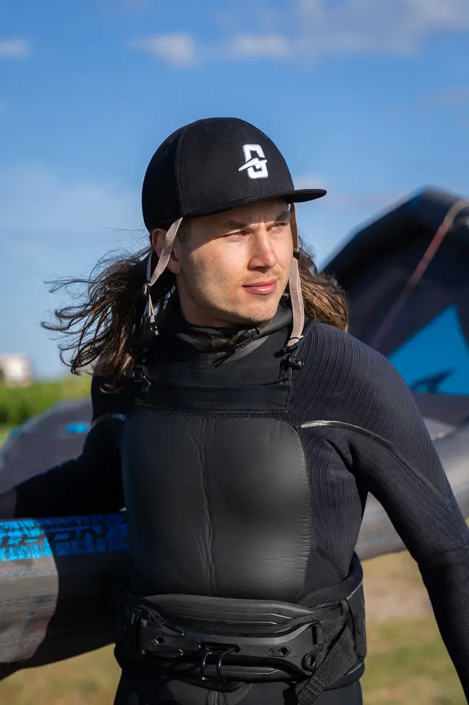 kiteboarder_wearing_bangproof_helmet_cap_balck_black.webp